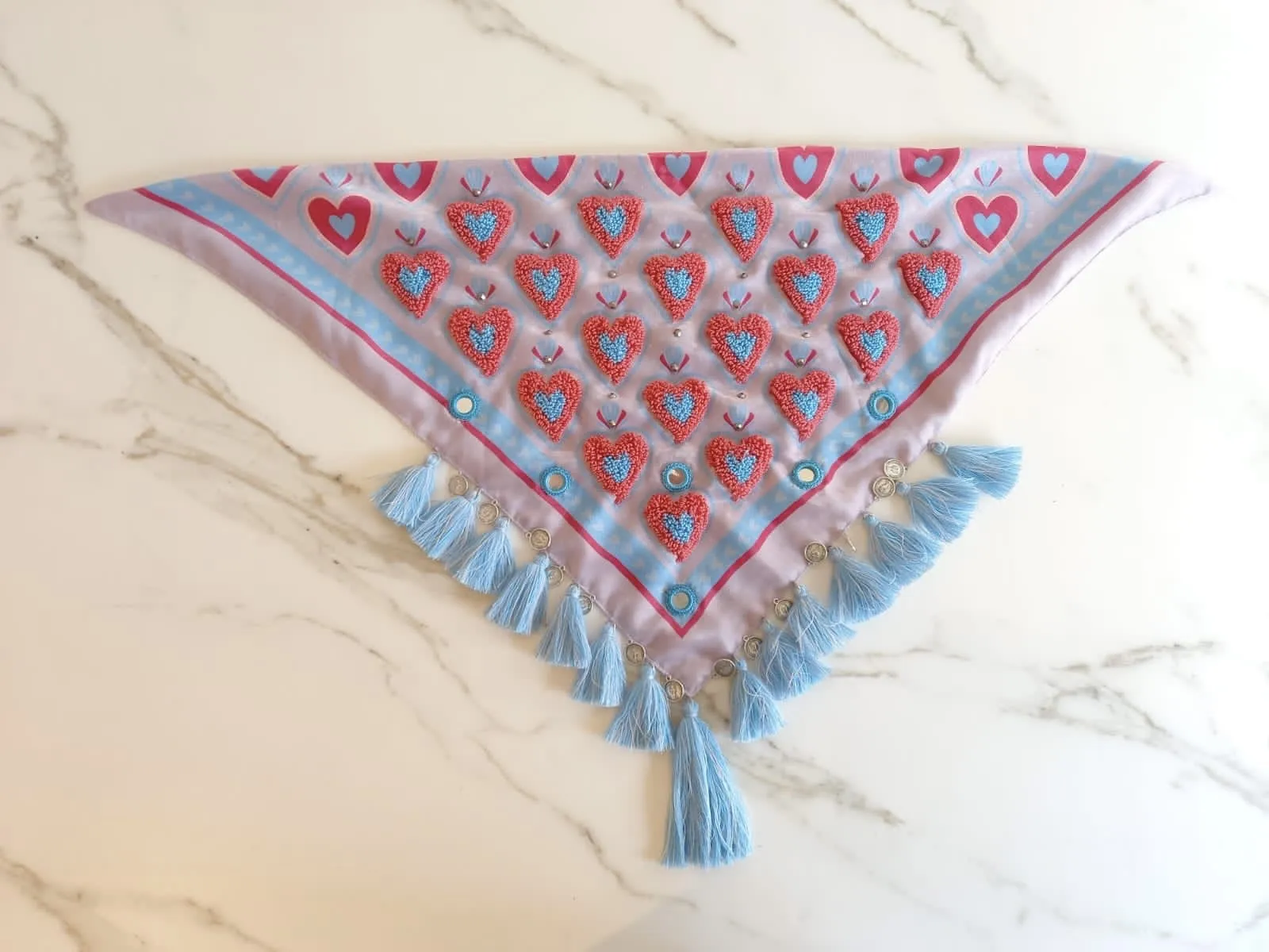 Pañoleta Bordada corazones pastel. 3