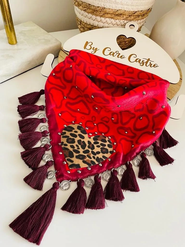 Pañoleta Roja corazon Animal print. 3