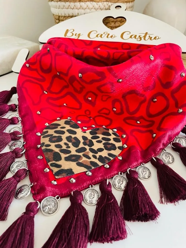 Pañoleta Roja corazon Animal print. 4