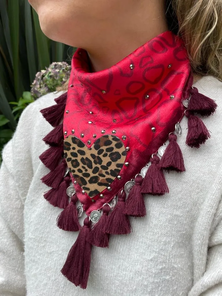 Pañoleta Roja corazon Animal print. 6