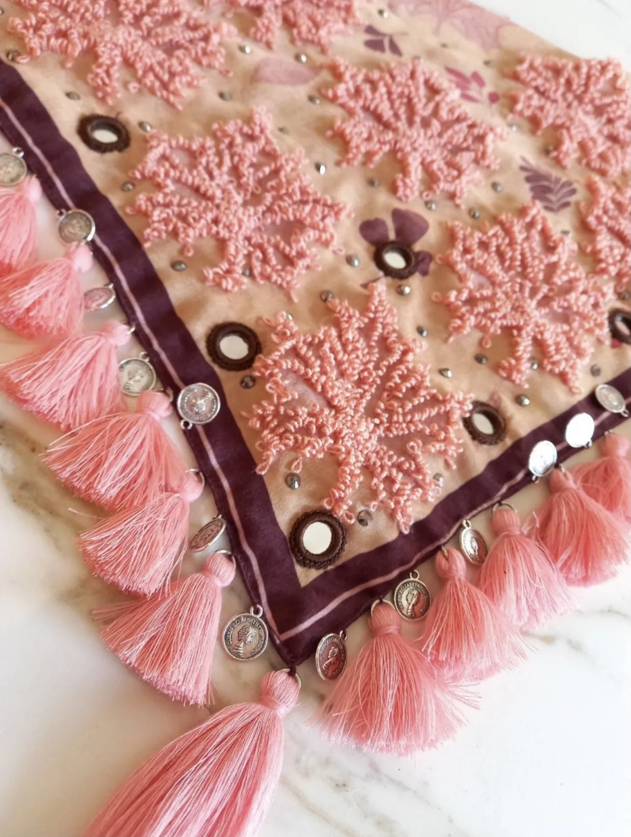 Pañoleta bordada hojas de otoño. 2