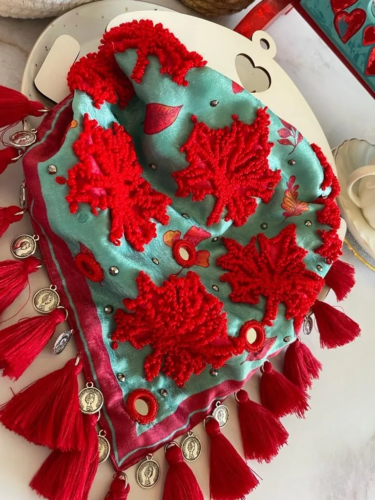 Pañoleta Bordada hojas de Otoño Rojas. 2