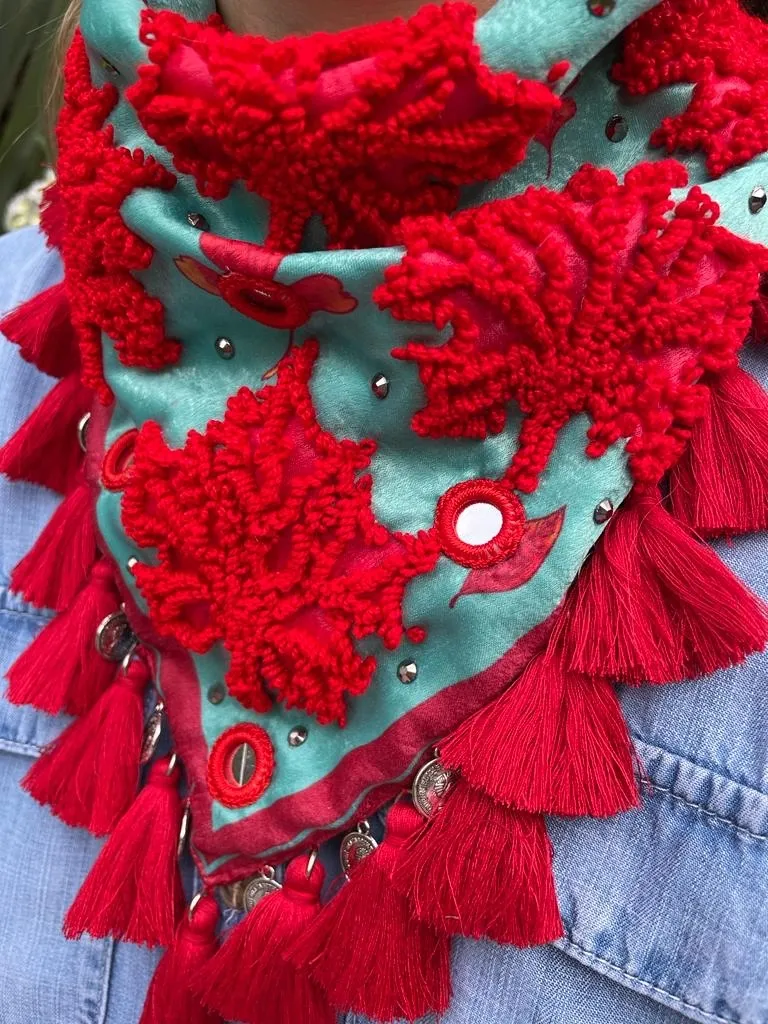 Pañoleta Bordada hojas de Otoño Rojas. 3