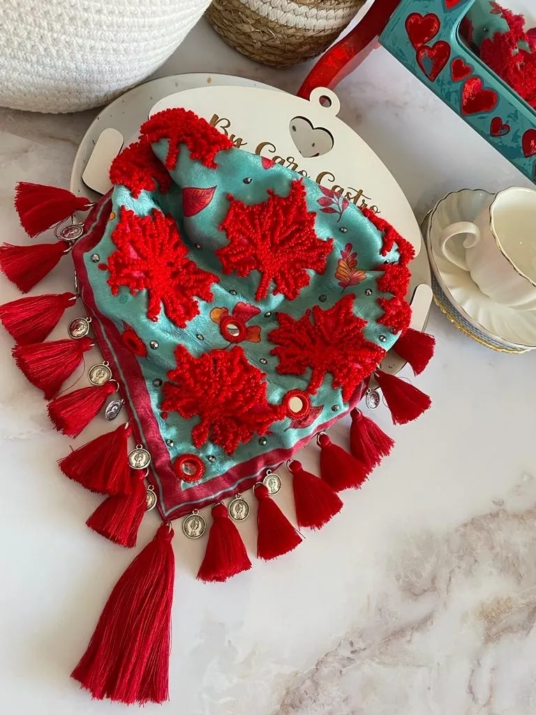 Pañoleta Bordada hojas de Otoño Rojas. 4