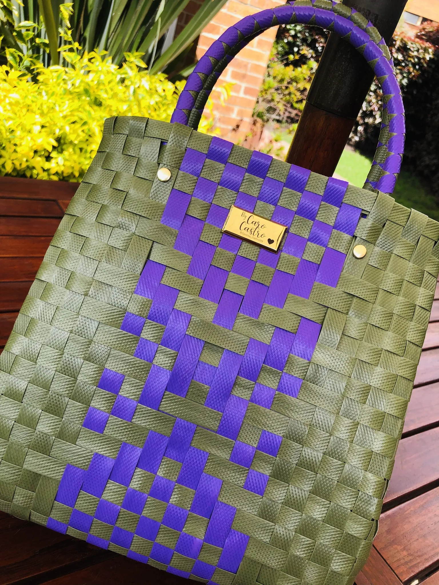 Canasto en suncho verde con morado. 2