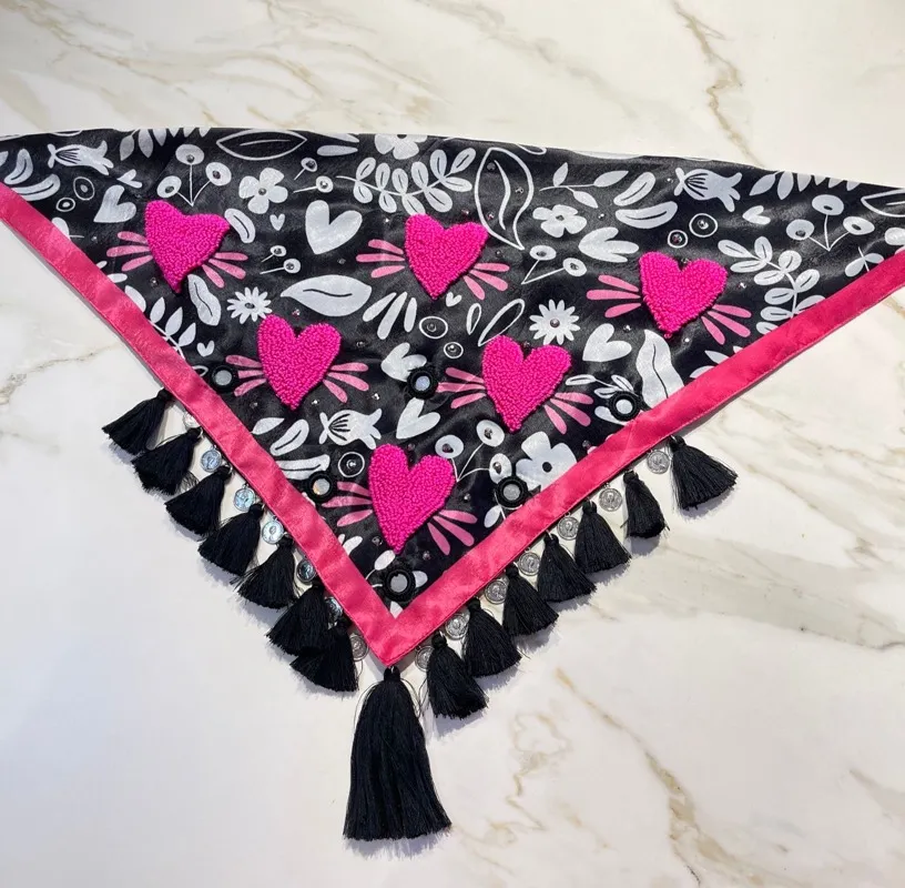 Pañoleta Mi Corazón Auténtico Negro con Fucsia Bordada