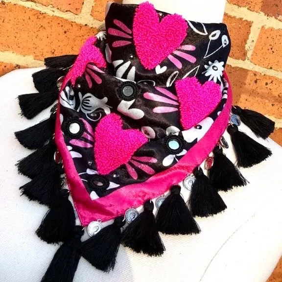 Pañoleta Mi Corazón Auténtico Negro con Fucsia Bordada 2