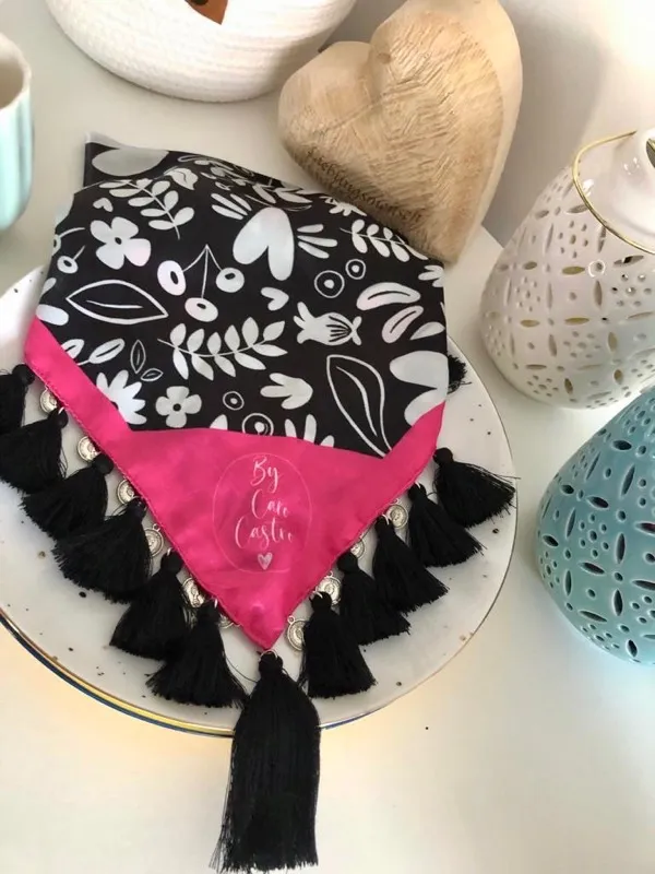 Pañoleta Mi Corazón Auténtico Negro con Fucsia Bordada 3