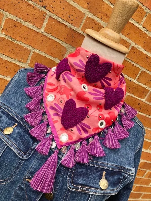 Pañoleta Mi Corazón Auténtico Magenta Bordada