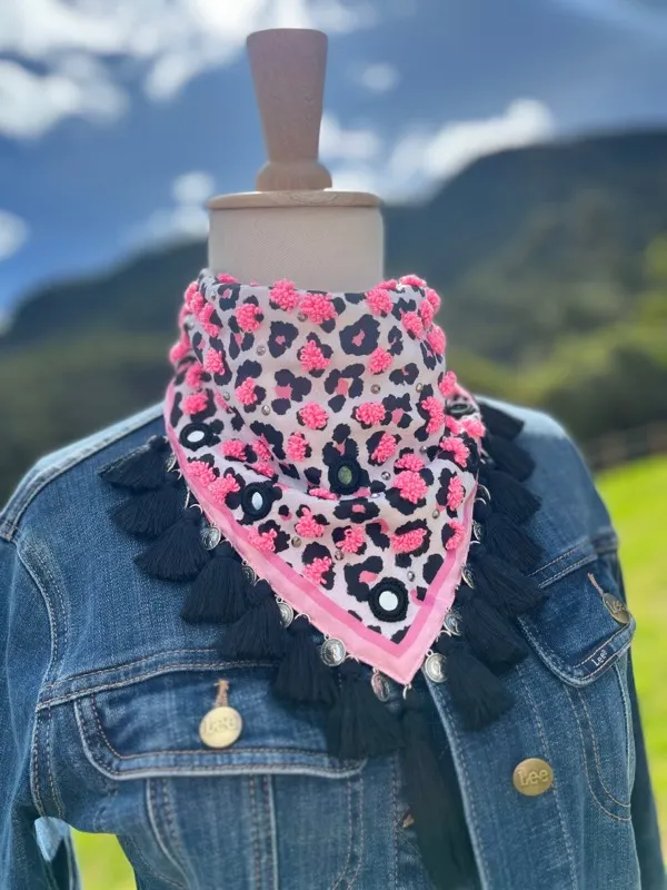 Pañoleta Animal Print Rosada Bordada