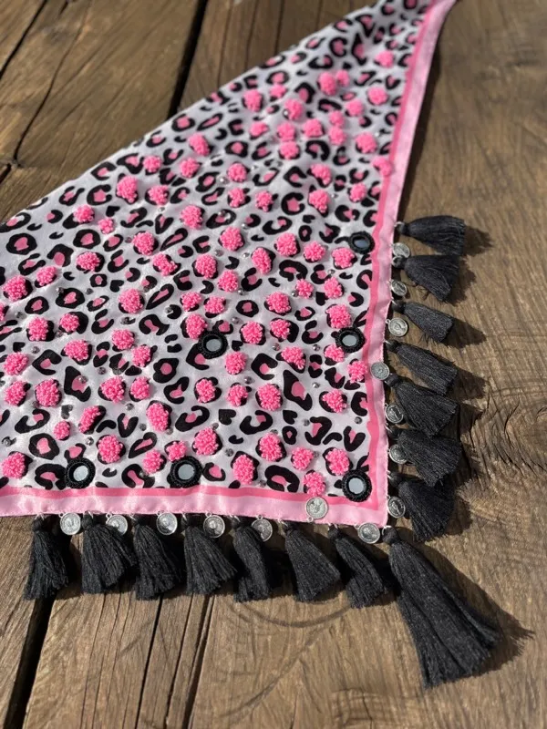 Pañoleta Animal Print Rosada Bordada 4