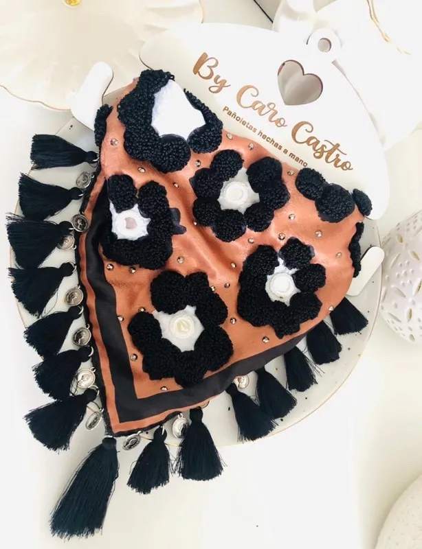 Pañoleta Mocha Bordada