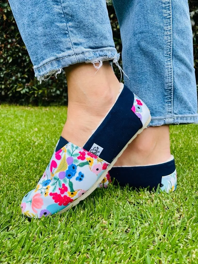 Alpargatas By Santi Azul Navy con Flores y Corazones 8