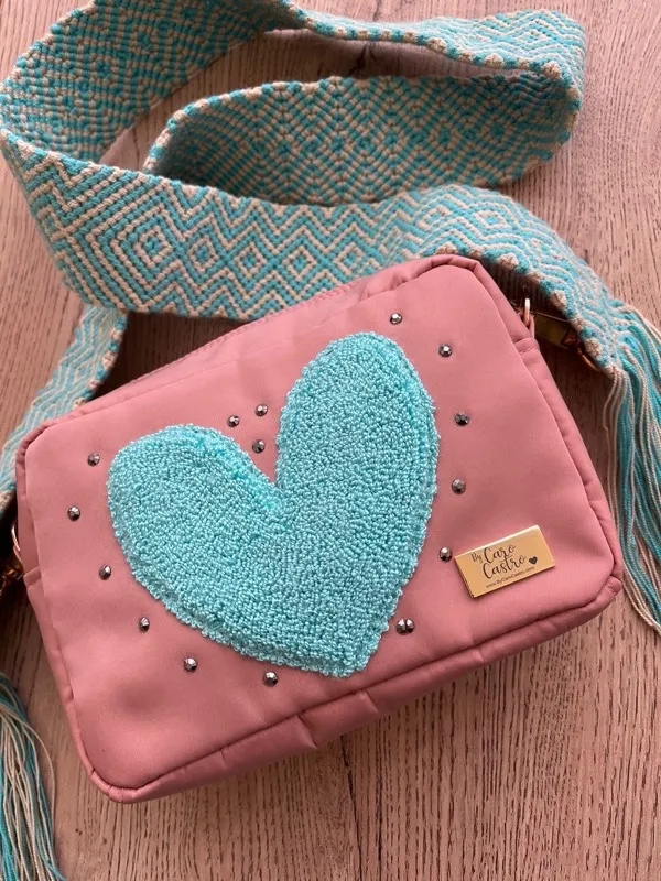 Bandolera Palo de Rosa con Corazón Turquesa Bordadado a Mano