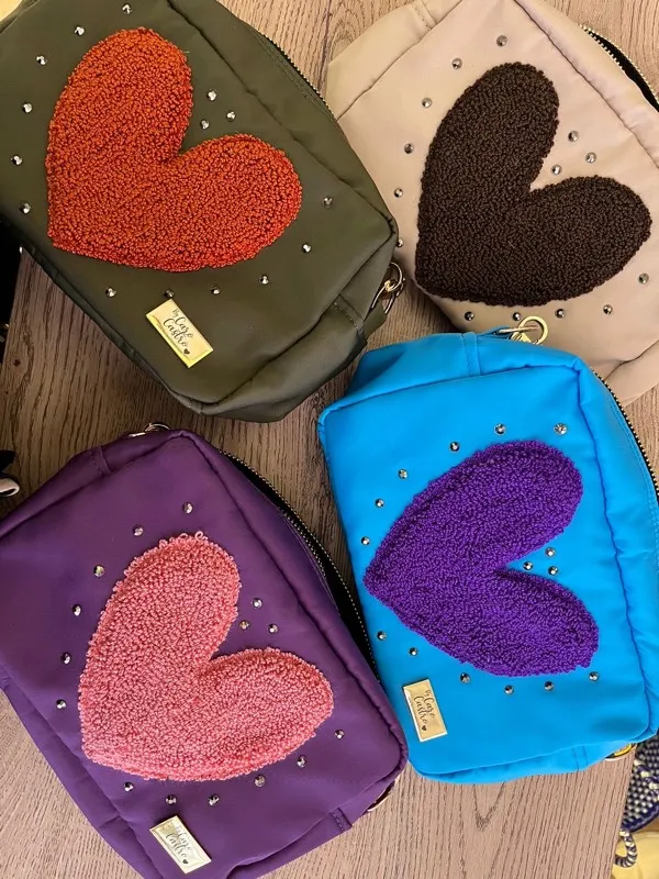 Bandolera Palo de Rosa con Corazón Turquesa Bordadado a Mano 2