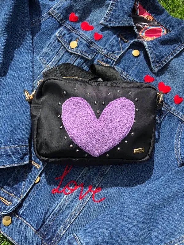Bandolera con Corazón Bordado Lila