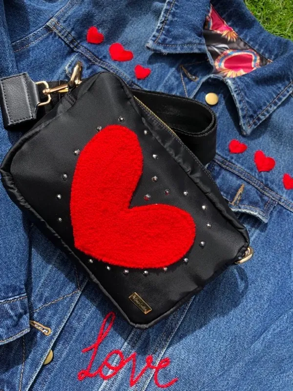 Bandolera con Corazón Bordado Rojo
