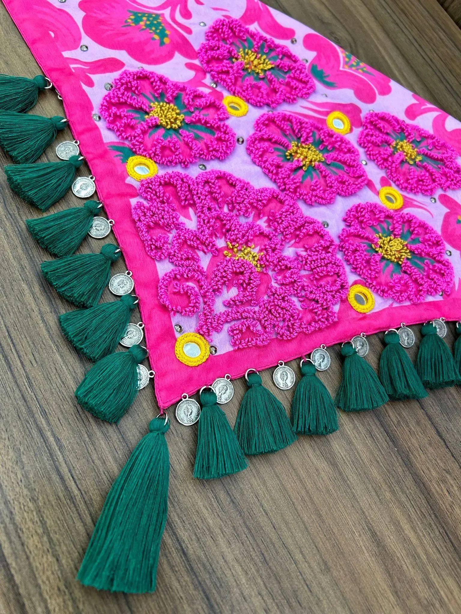 Pañoleta bordada con Flores fucsia y borlas verde oscuro