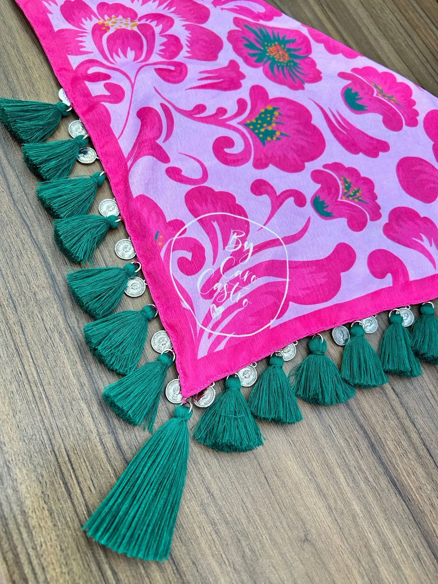 Pañoleta bordada con Flores fucsia y borlas verde oscuro 2