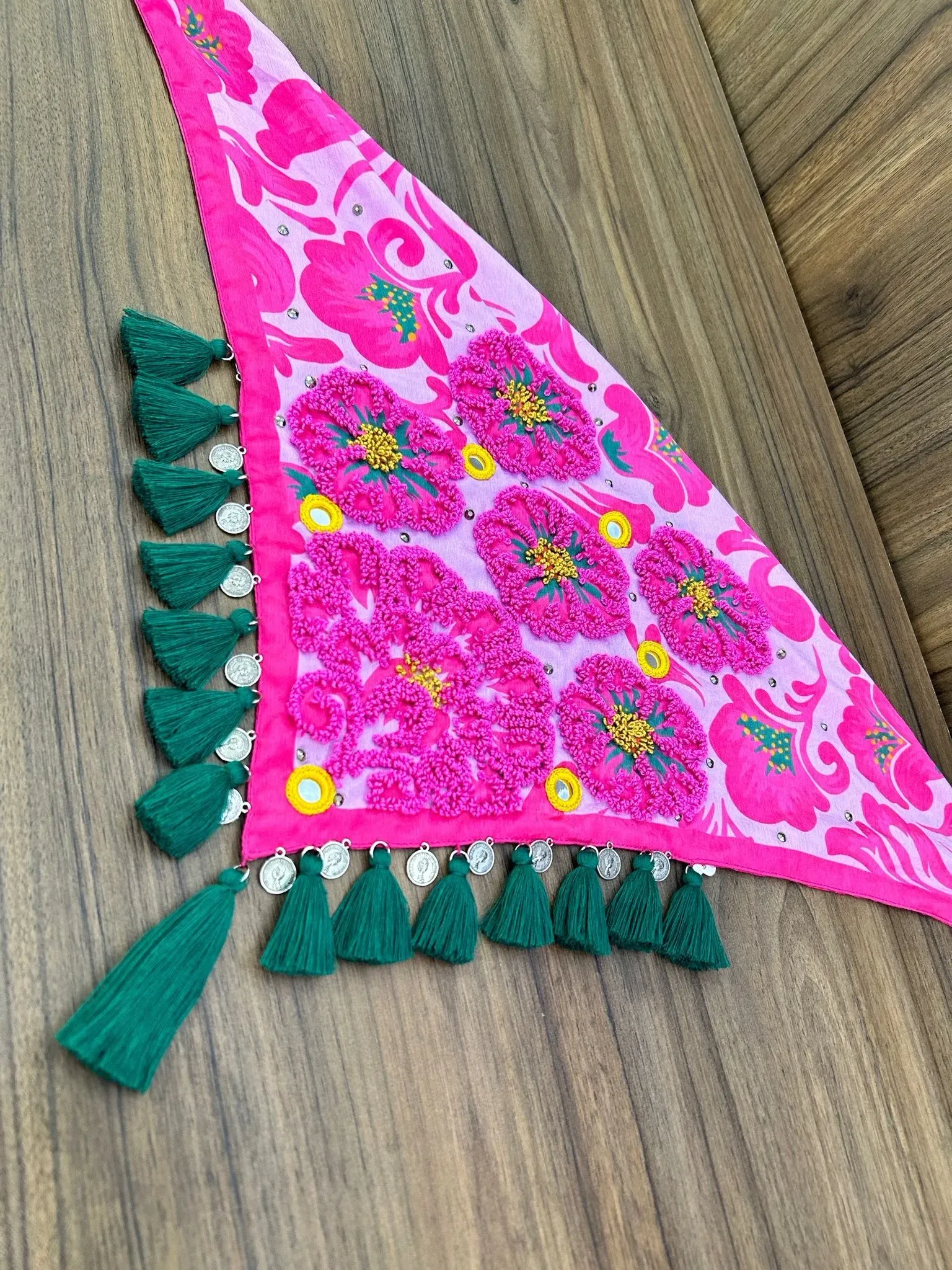 Pañoleta bordada con Flores fucsia y borlas verde oscuro 3