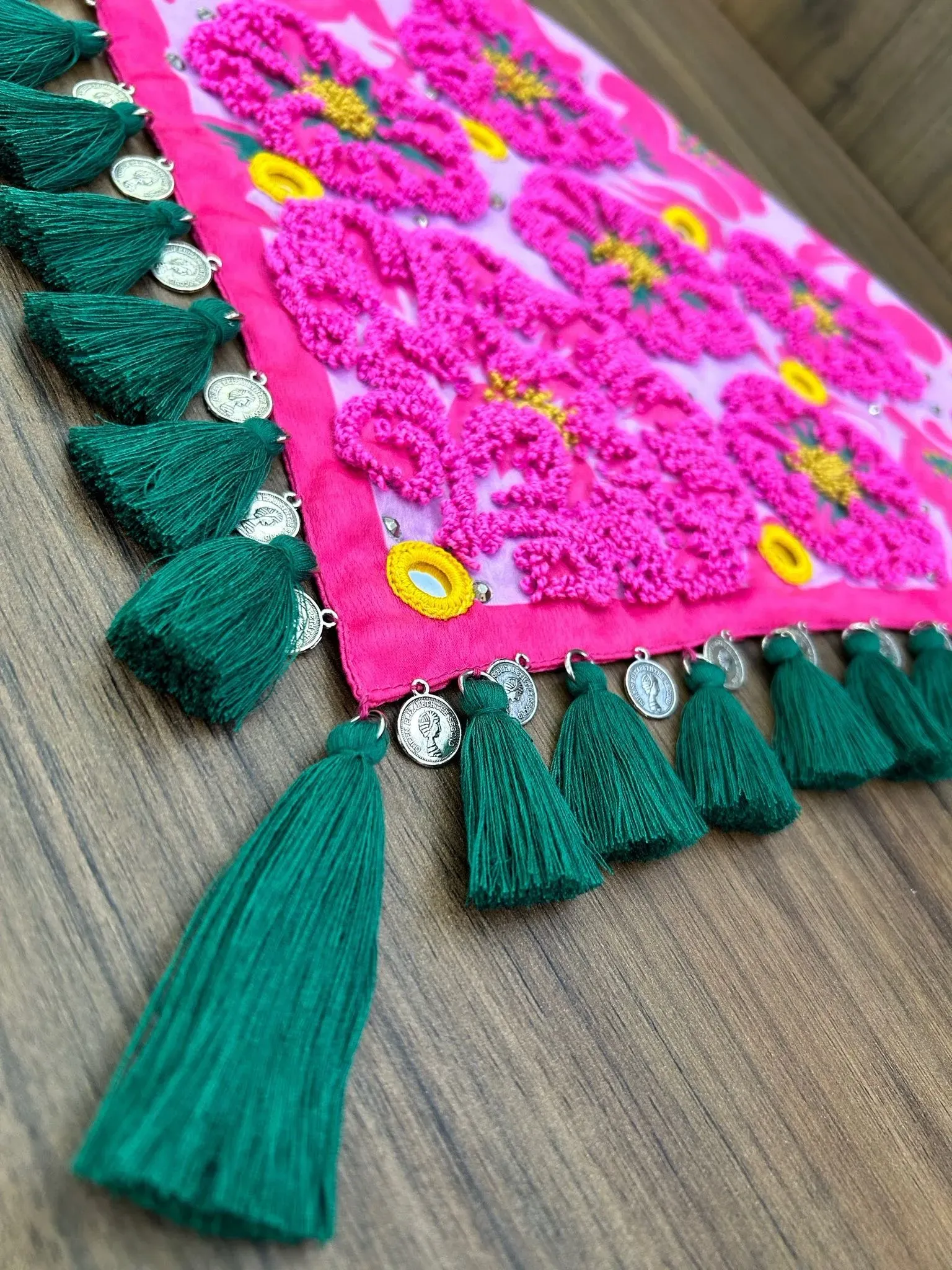 Pañoleta bordada con Flores fucsia y borlas verde oscuro 4