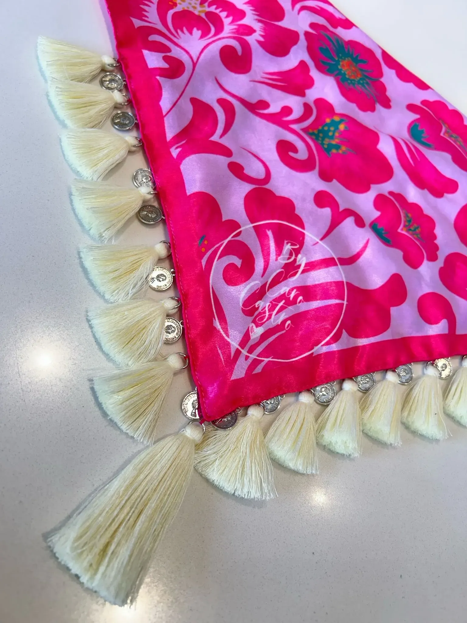 Pañoleta bordada con Flores Fucsia y borlas amarillas. 2