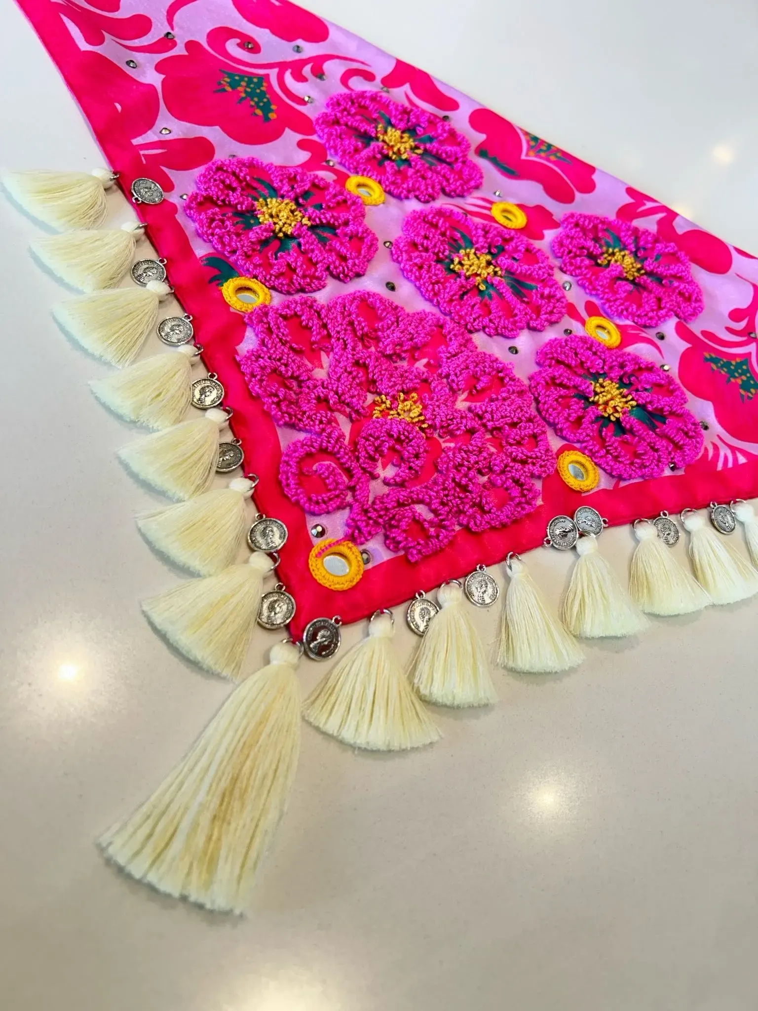 Pañoleta bordada con Flores Fucsia y borlas amarillas. 3