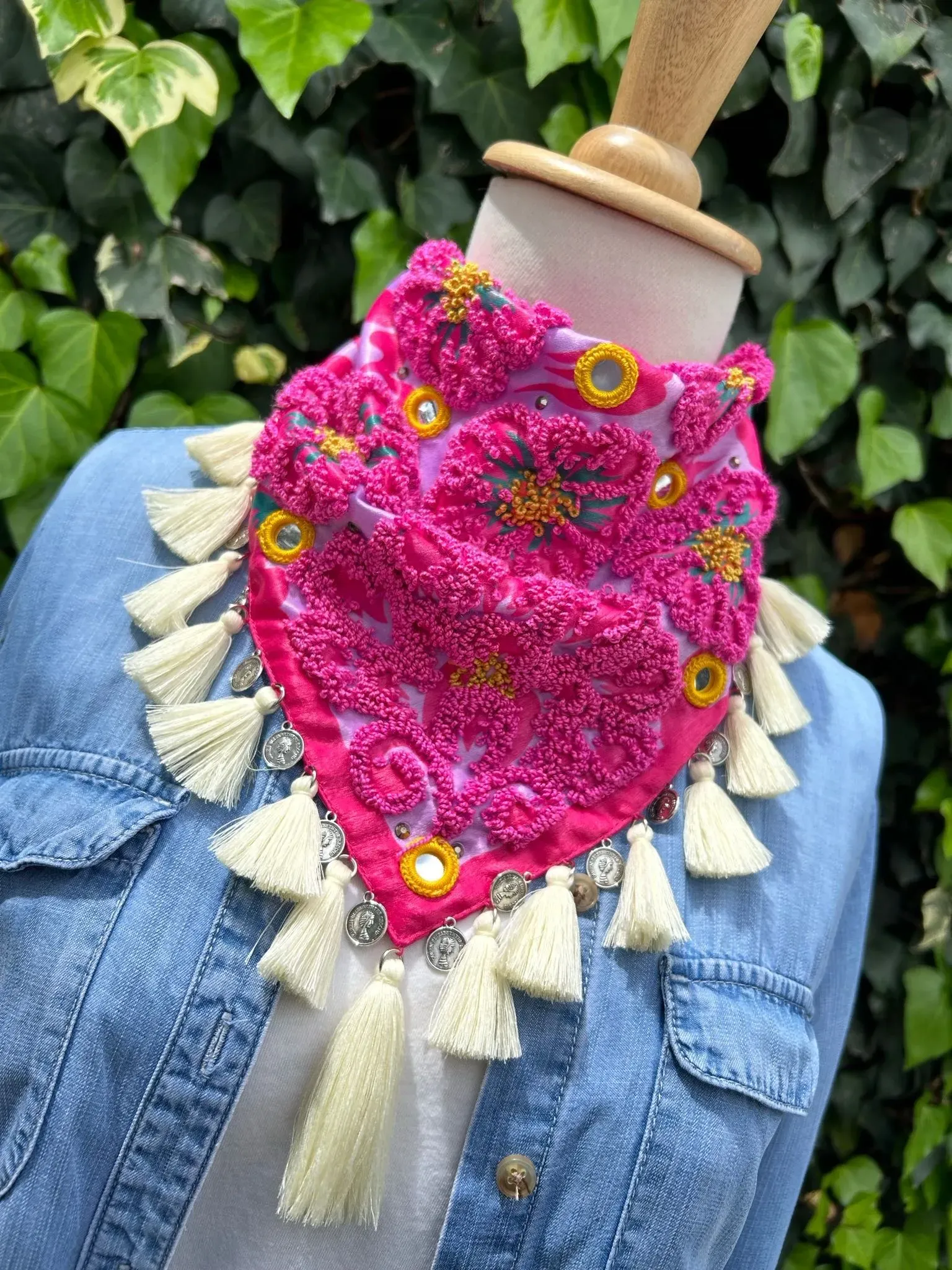 Pañoleta bordada con Flores Fucsia y borlas amarillas. 4