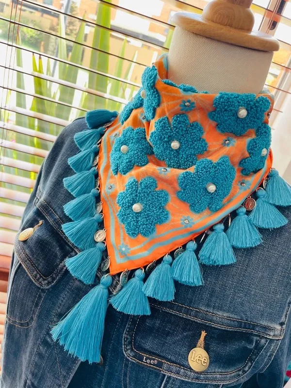 Pañoleta Margaritas de Otoño borlas azules 