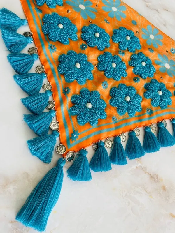 Pañoleta Margaritas de Otoño borlas azules  2