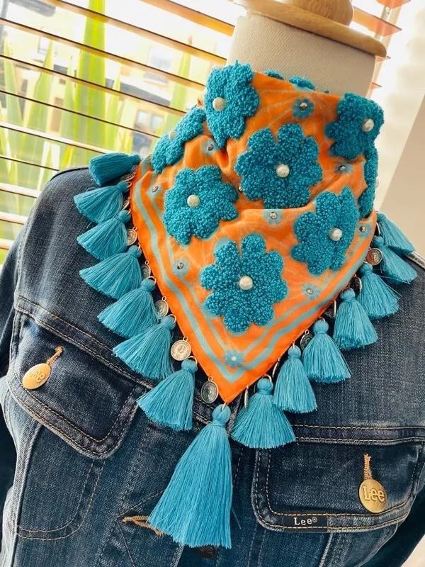 Pañoleta Margaritas de Otoño borlas azules  4