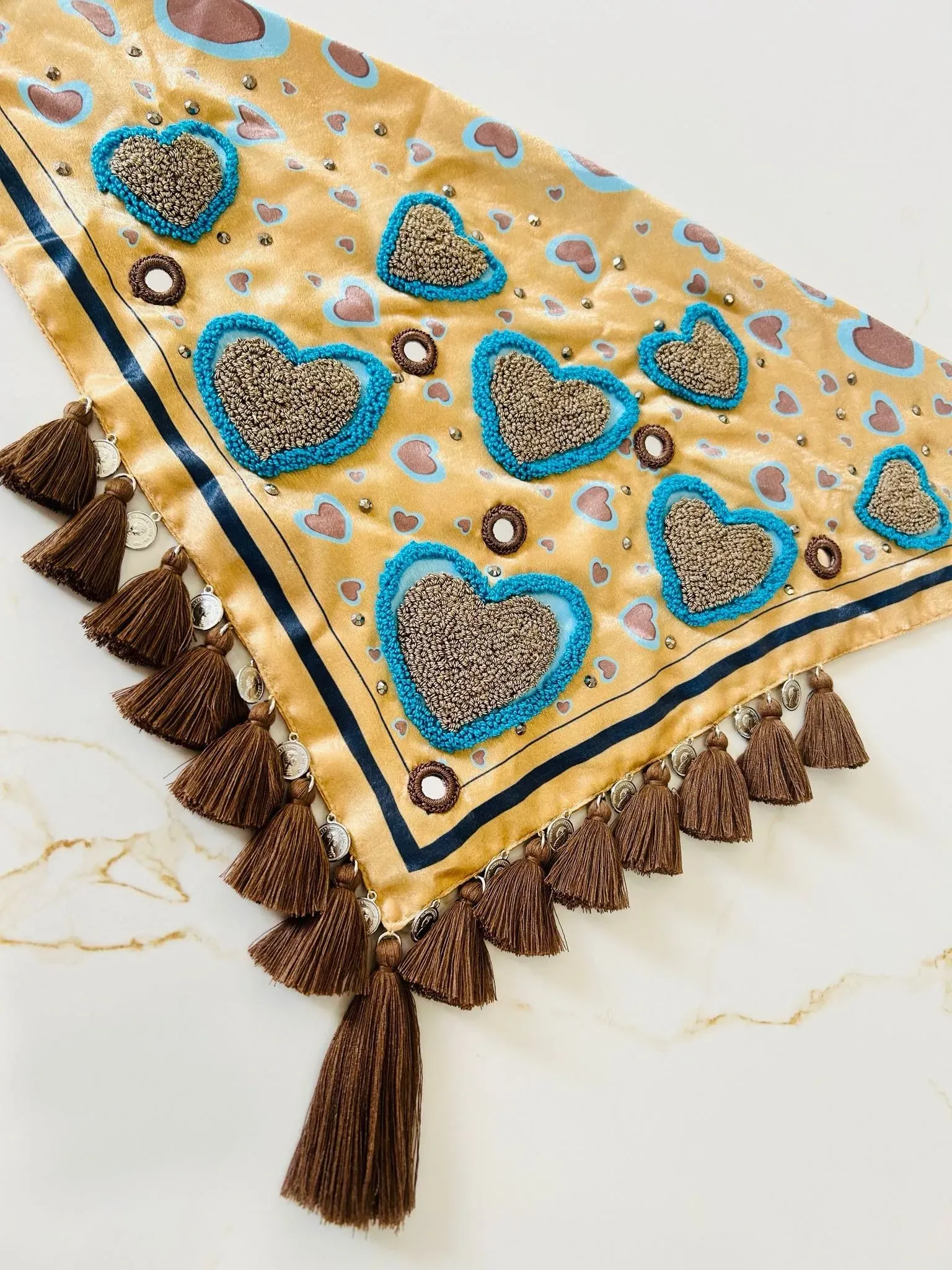 Pañoleta dorada bordada a mano