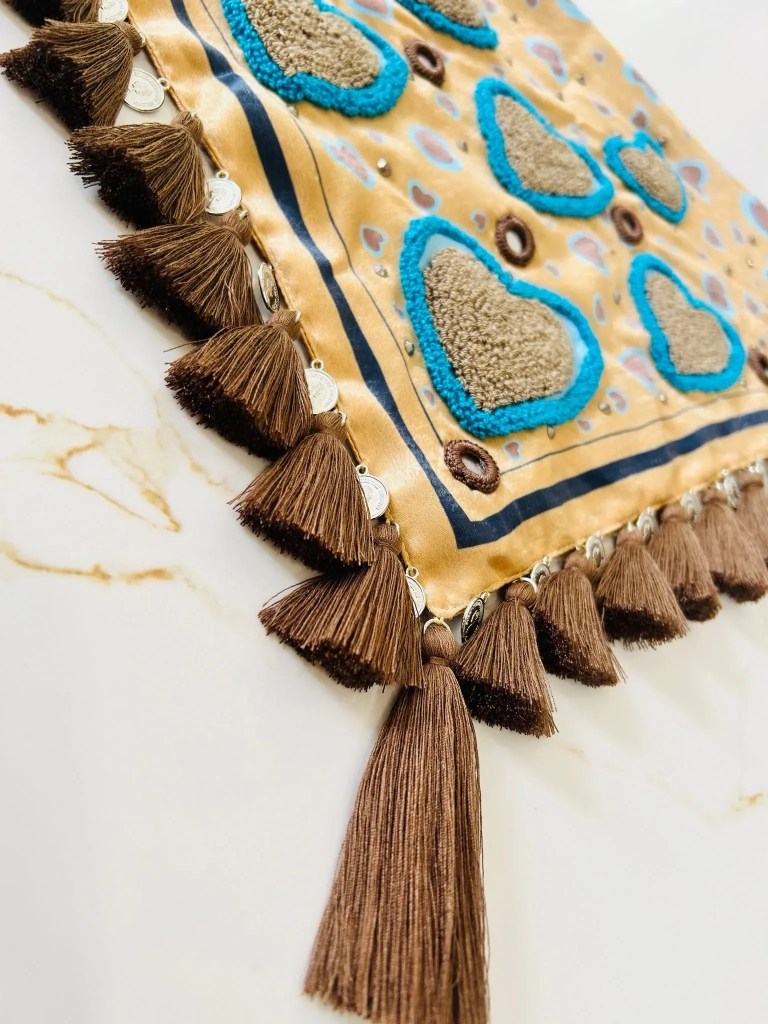 Pañoleta dorada bordada a mano 2