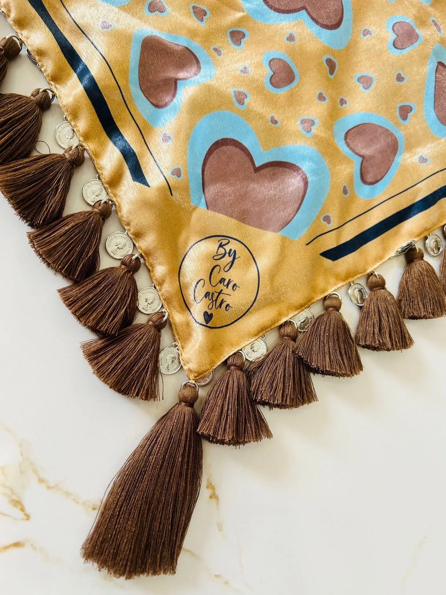 Pañoleta dorada bordada a mano 3