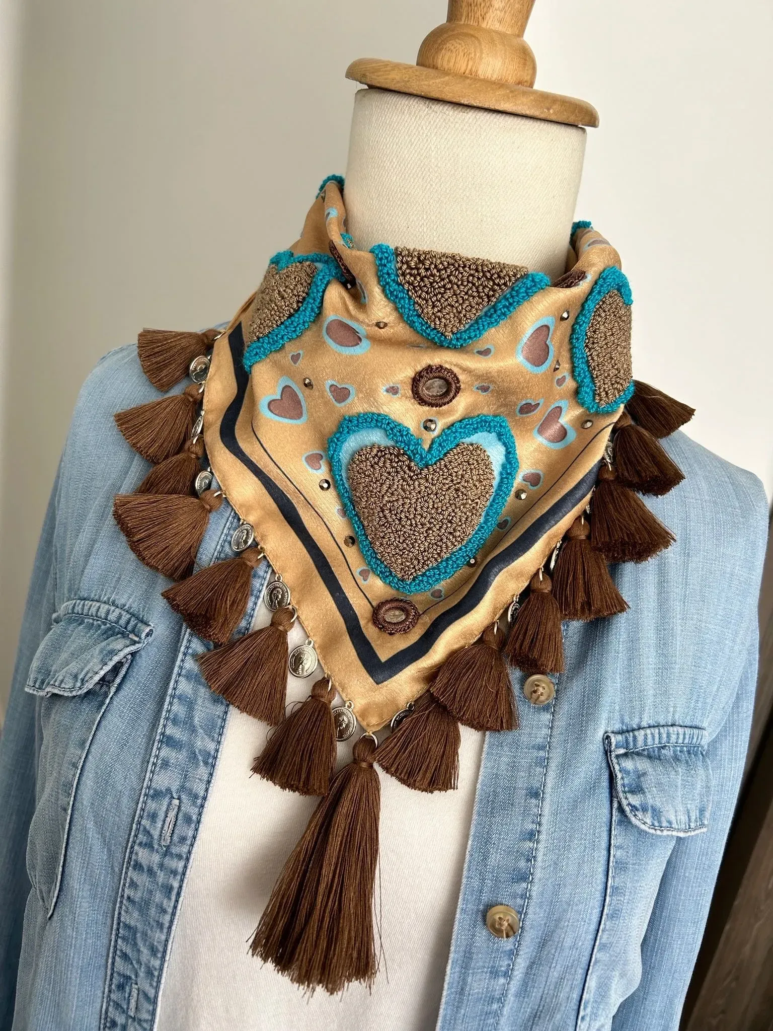 Pañoleta dorada bordada a mano 4