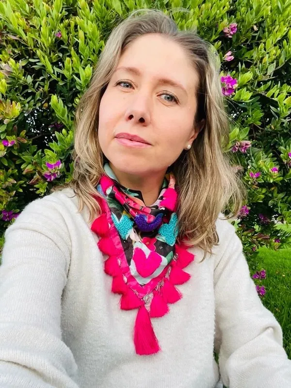 Pañoleta Alegria para el Alma By Santi Negra con Borla Rosada 2