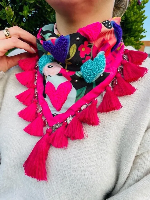 Pañoleta Alegria para el Alma By Santi Negra con Borla Rosada 3