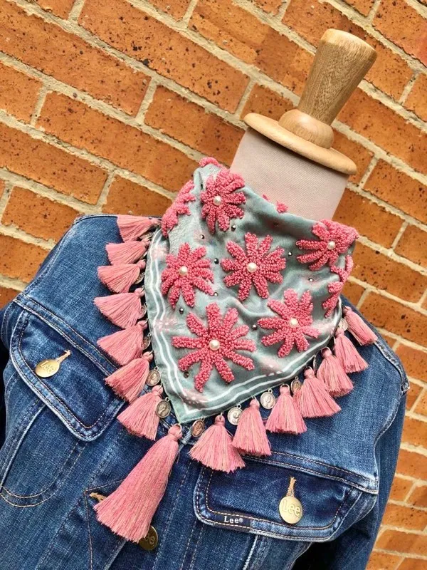 Pañoleta Jardín de Margaritas Bordada con Borla Palo de Rosa