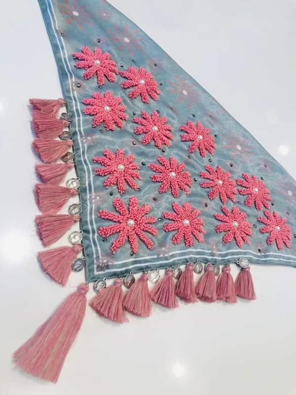 Pañoleta Jardín de Margaritas Bordada con Borla Palo de Rosa 2