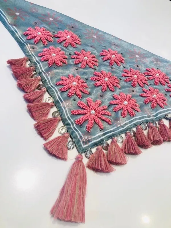 Pañoleta Jardín de Margaritas Bordada con Borla Palo de Rosa 3