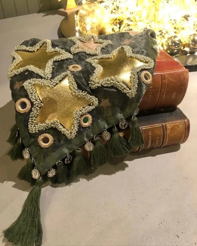 Pañoleta Estrella Dorada Bordada