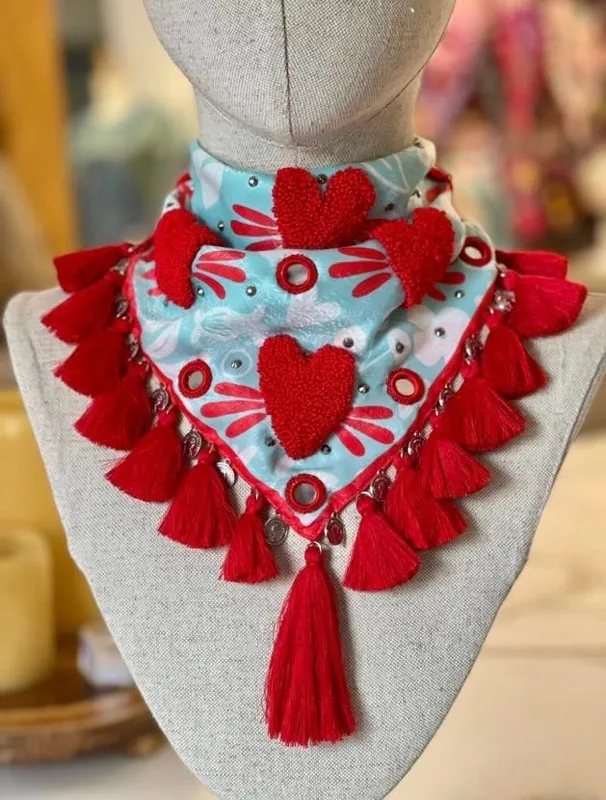 Pañoleta Mi Corazón Auténtico Turquesa Bordada con Borla Roja