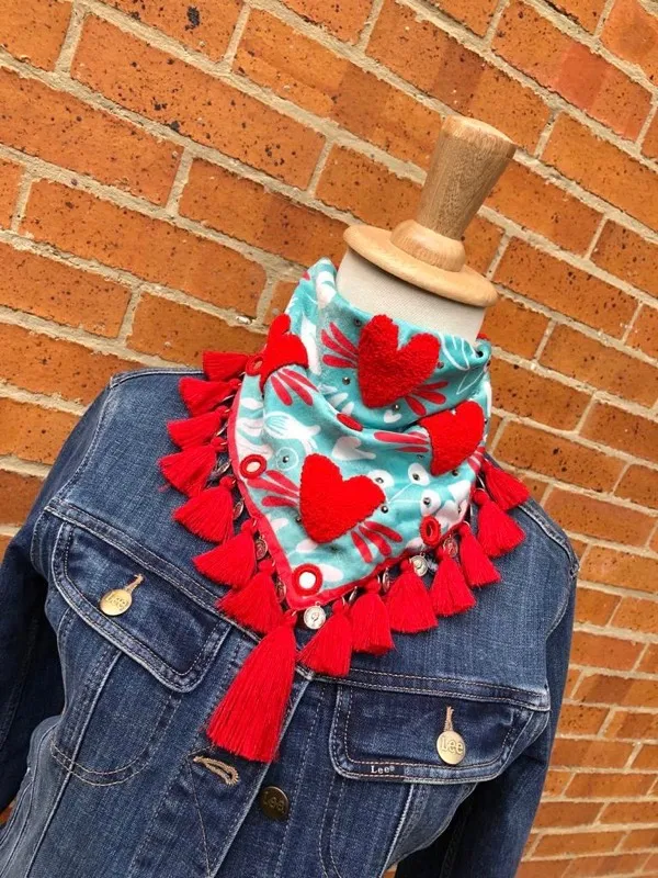 Pañoleta Mi Corazón Auténtico Turquesa Bordada con Borla Roja 2