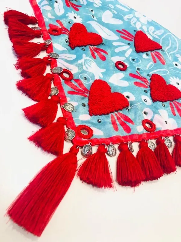 Pañoleta Mi Corazón Auténtico Turquesa Bordada con Borla Roja 5