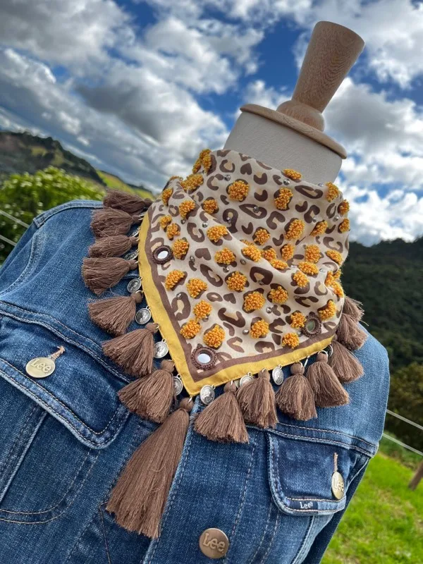 Pañoleta Animal Print Mocha Bordada