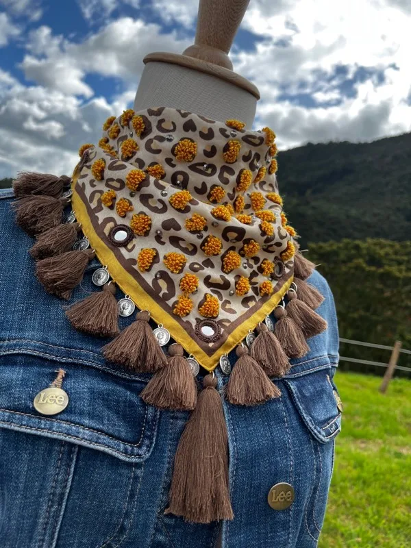 Pañoleta Animal Print Mocha Bordada 2