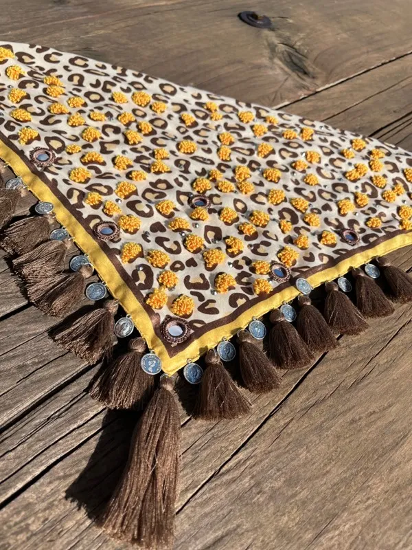Pañoleta Animal Print Mocha Bordada 3