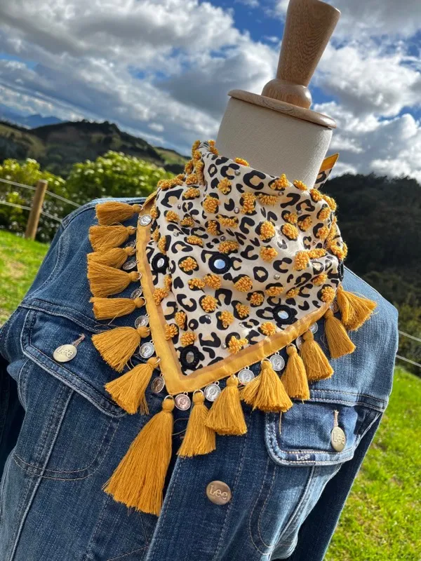 Pañoleta Animal Print Mostaza Bordada