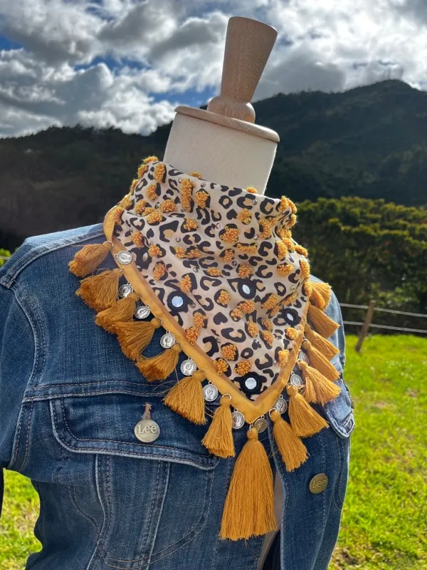 Pañoleta Animal Print Mostaza Bordada 2