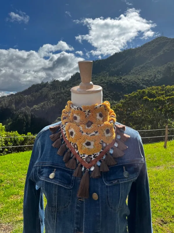 Pañoleta Floral Mostaza Bordada